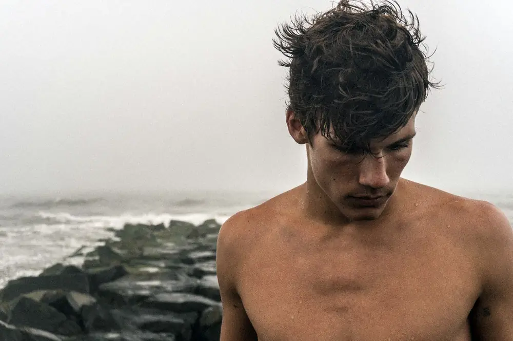 Mann am nebligen Meer nach dem Bad